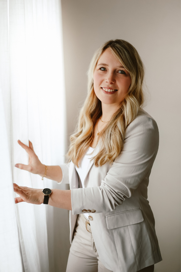Andrea Ecke, Hochzeitsplanerin aus Thüringen, lächelnd im eleganten Blazer