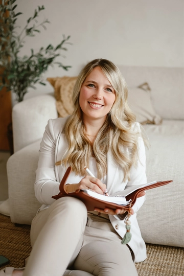 Andrea Ecke, Hochzeitsplanerin aus Thüringen, im roten Hosenanzug