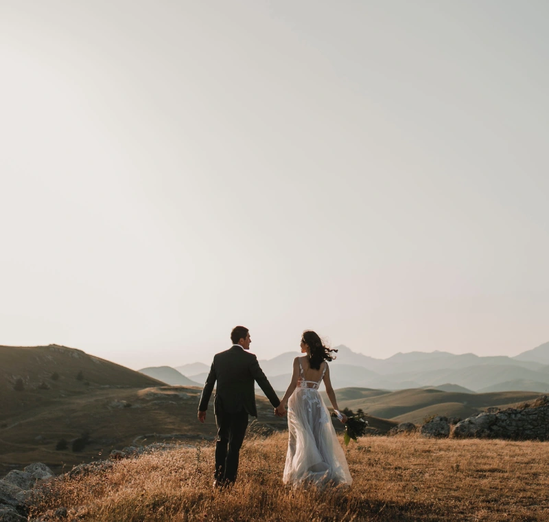 Detailaufnahme eines modernen Brautkleids mit zarter Blütenspitze und feinem Schleier – Inspiration für stilvolle Hochzeiten mit Andrea Wedding in Thüringen, Bayern und Sachsen.