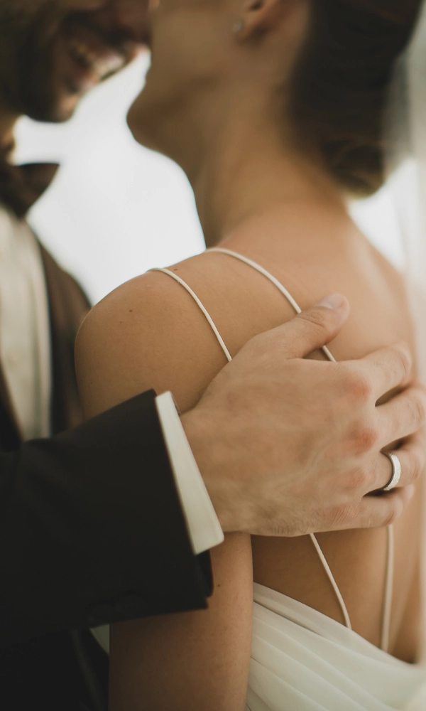 Andrea Ecke, Hochzeitsplanerin aus Thüringen, im roten Hosenanzug